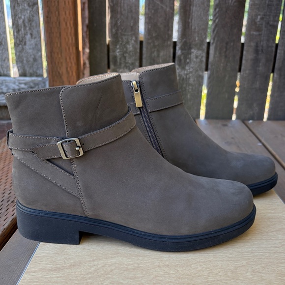 Abeo Compass Buckle Olive/Taupe Suede Leather Ankle Boots In Sz 9 Neutral - Picture 1 of 14
